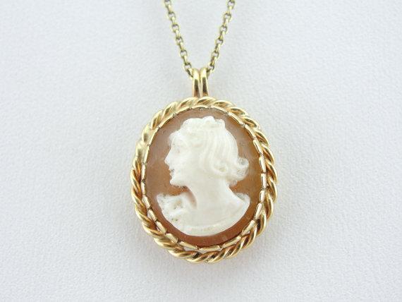 Classical Cameo Pendant Simple Frame