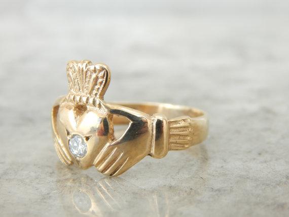 Anillo Claddagh de oro con centro de diamantes