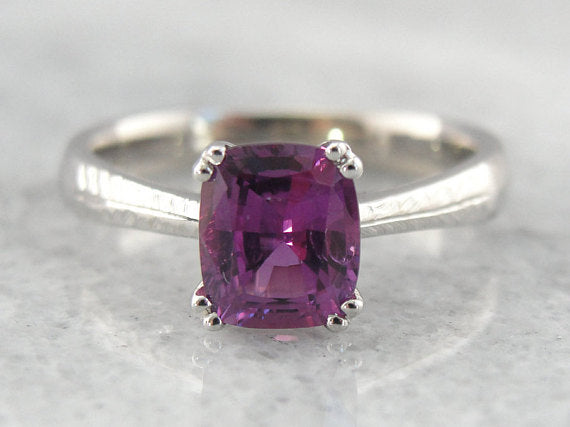 Anillo de compromiso con solitario de zafiro rosa