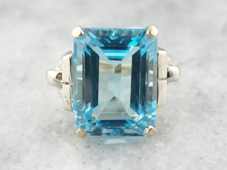 Atrevido anillo de cóctel de la era retro tardía con pieza central de topacio azul londinense