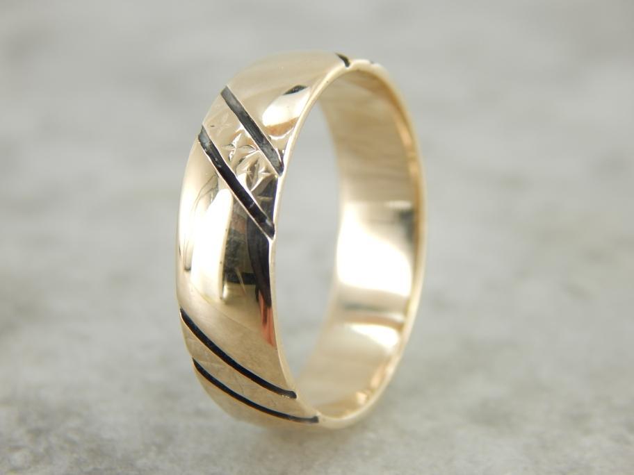 Timeless Lines, Vintage Wedding Band in Yellow Gold