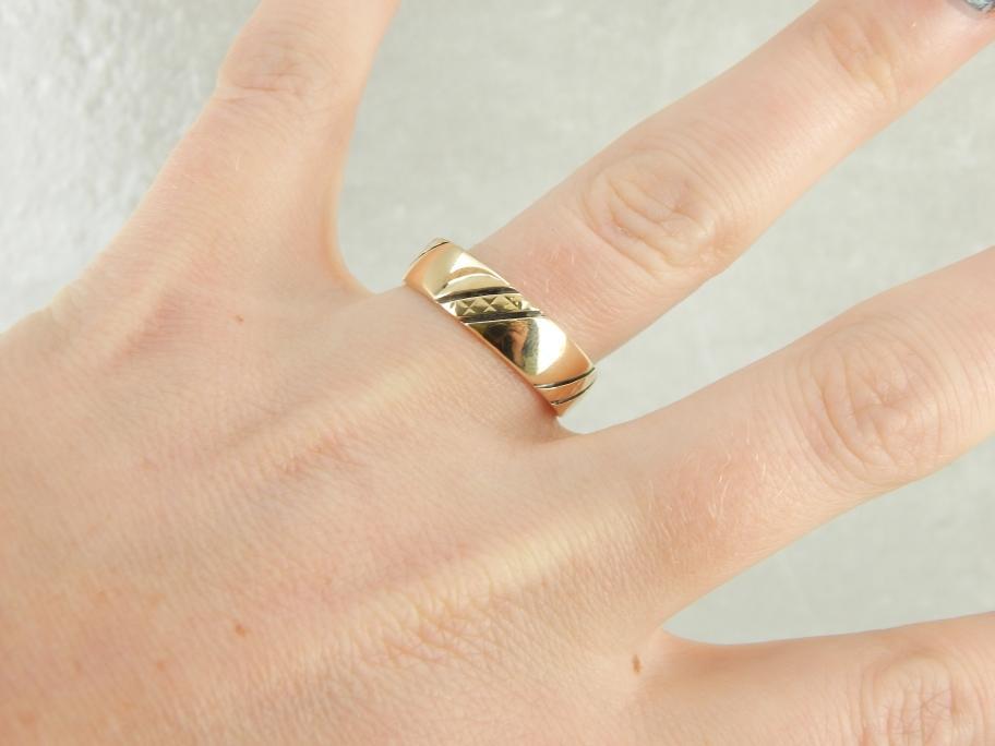 Timeless Lines, Vintage Wedding Band in Yellow Gold