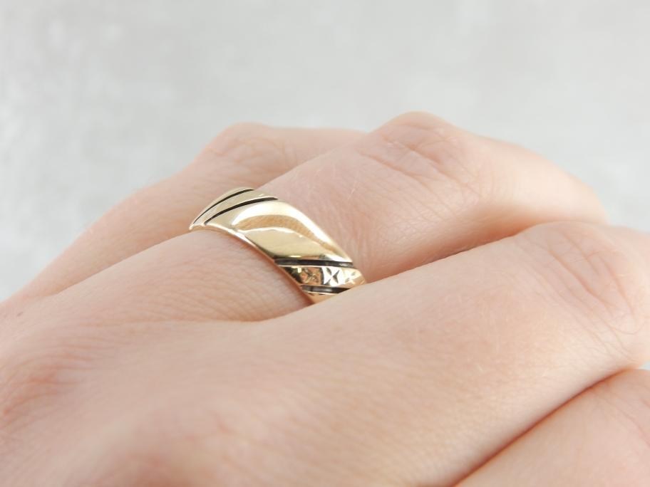 Timeless Lines, Vintage Wedding Band in Yellow Gold